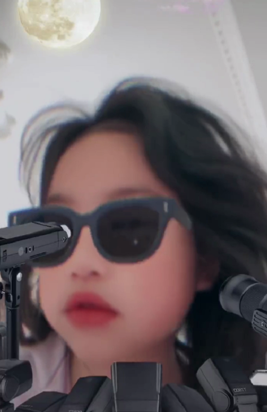 包贝尔女儿晒日常，7岁饺子眨眼放闪气质显成熟，被喊话整牙齿