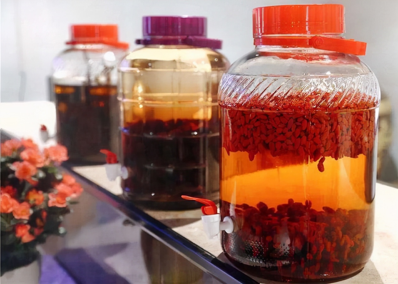 在家泡药酒,安全吗?提示:这3类中药或带有毒性,尽量别泡酒