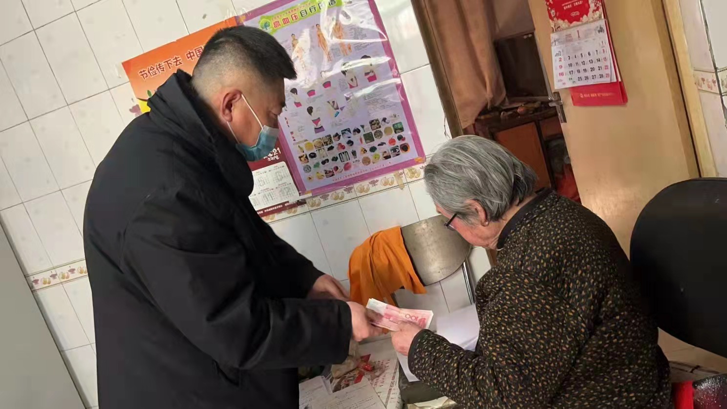 兴平法院：情系年迈申请人 上门送去执行款