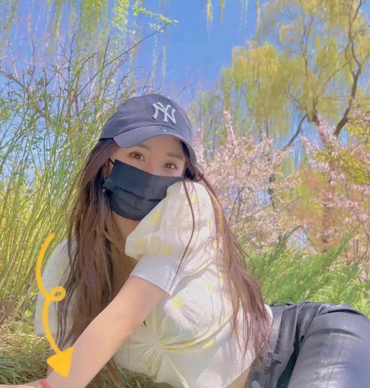 杨幂双尾麻花辫少女风—清新装扮，青春靓丽，俏皮灵动