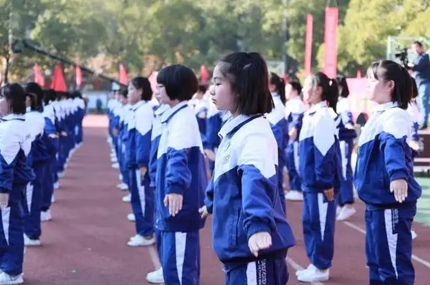 为啥贵族学校女生穿裙子，普通学校女生穿裤子？学生表示强烈不满