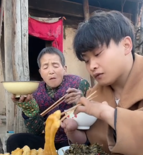 90后农村小伙撞脸张国荣，先天残疾被母亲抛弃，他都经历了什么？