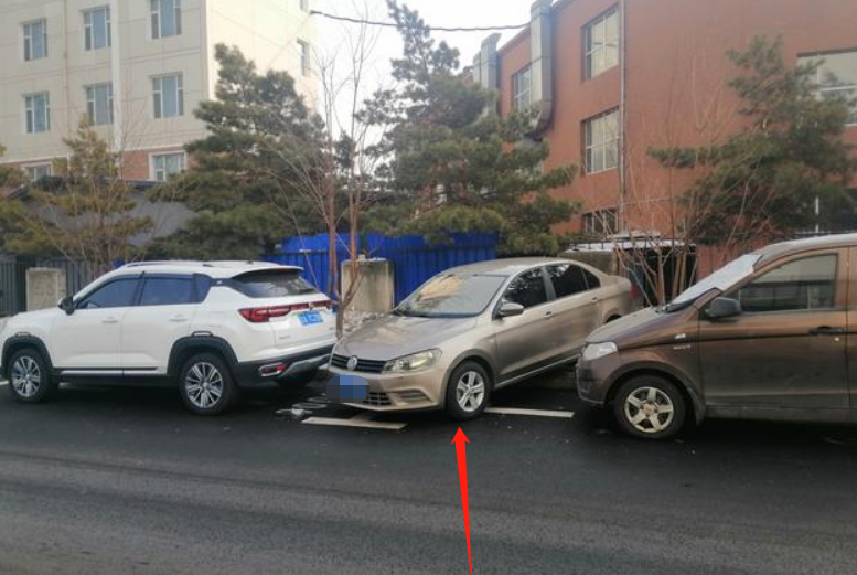 路边没有空车位怎么办？学会这3个方法，交警也不会贴罚单
