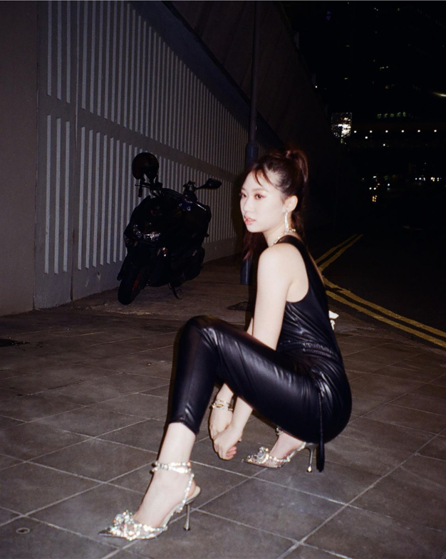 甄子丹17岁女儿秀新造型！穿黑皮裤脚踩水晶鞋，画深眼影走炫酷风