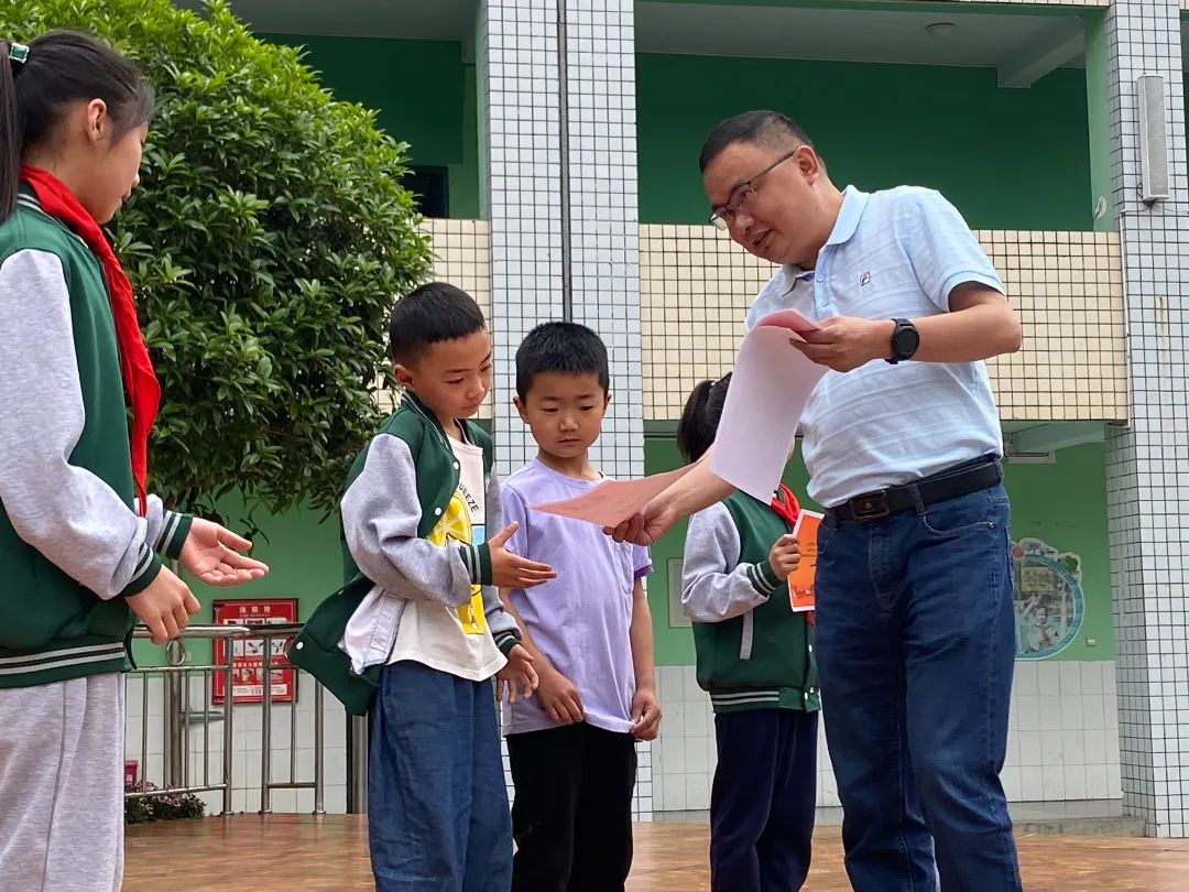 四川天府新区永兴小学举行“美好生活 劳动创造”主题升旗仪式