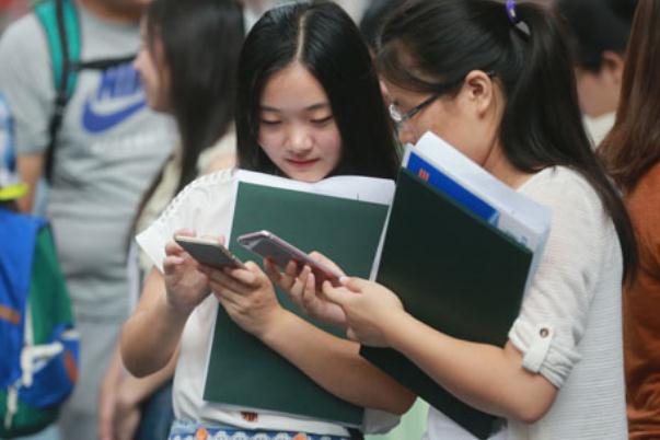 大学校园（大学校园普遍存在的）