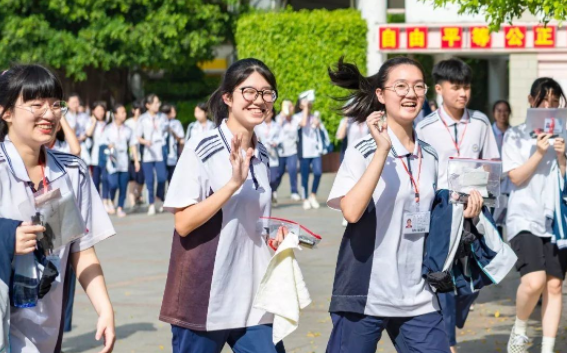 “连呼吸都有错”，高三学生的家长有多卑微？老师直言看着都心酸