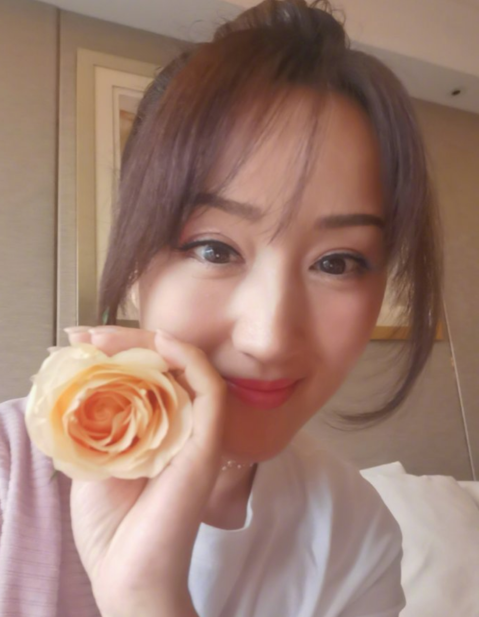 杨钰莹挑战性感风，穿v领短裙肋骨明显，50岁黑发浓密容颜未变