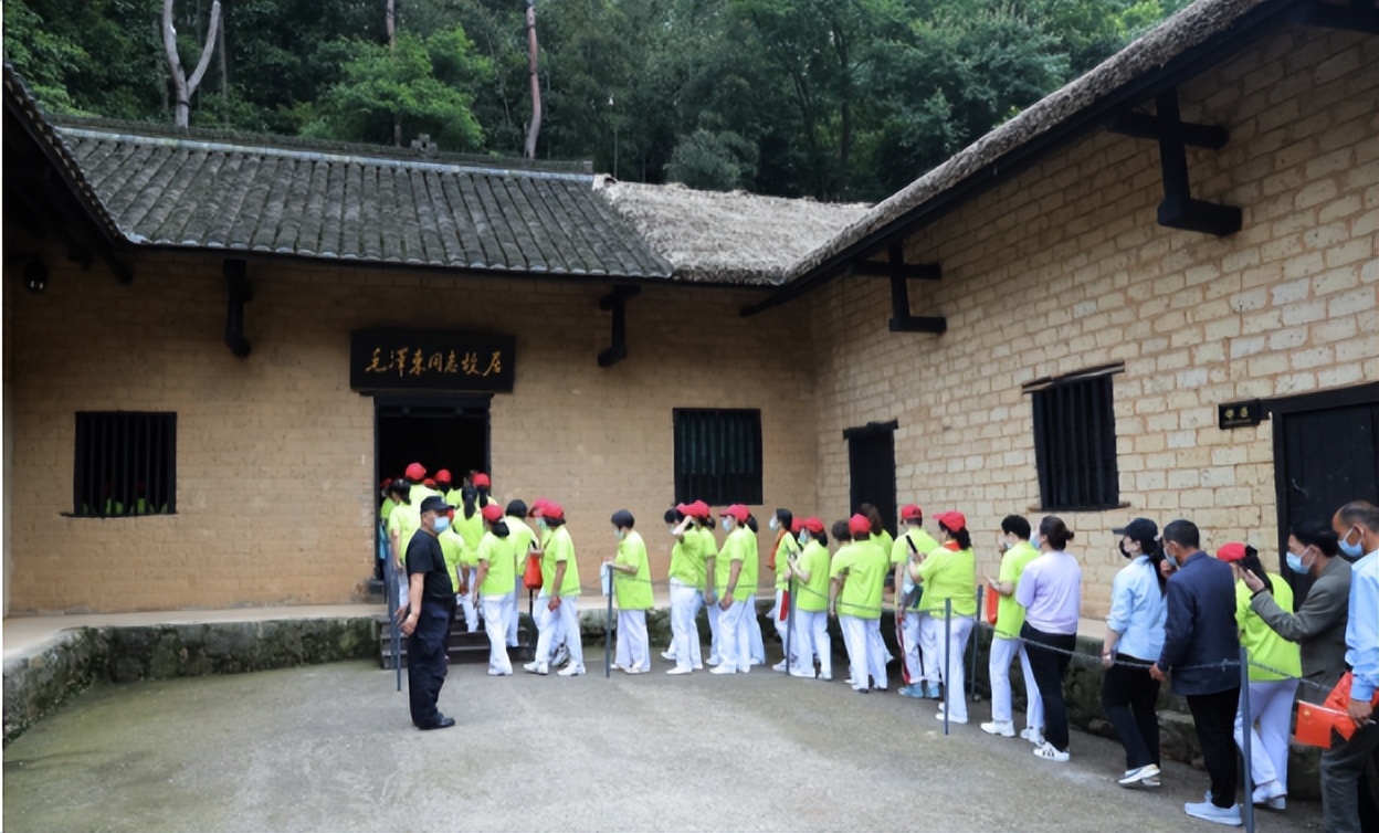 1961年刘少奇参观毛主席故居，看到门匾后严肃道：这个字需要改