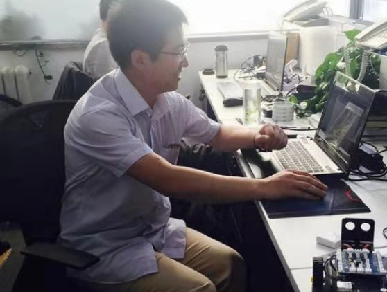 高考647分的高材生，蜗居网吧4年不洗澡不换衣服，从早到晚打游戏