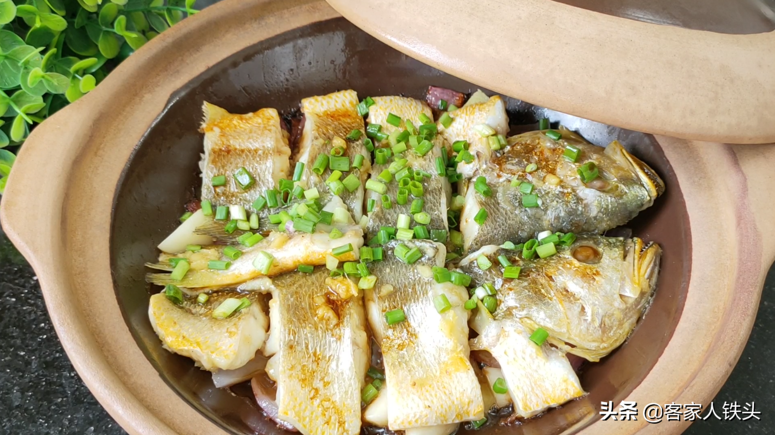 过年吃黄鱼别煎炸，切块摆入锅中，6分钟出锅，皮香肉嫩好吃过瘾