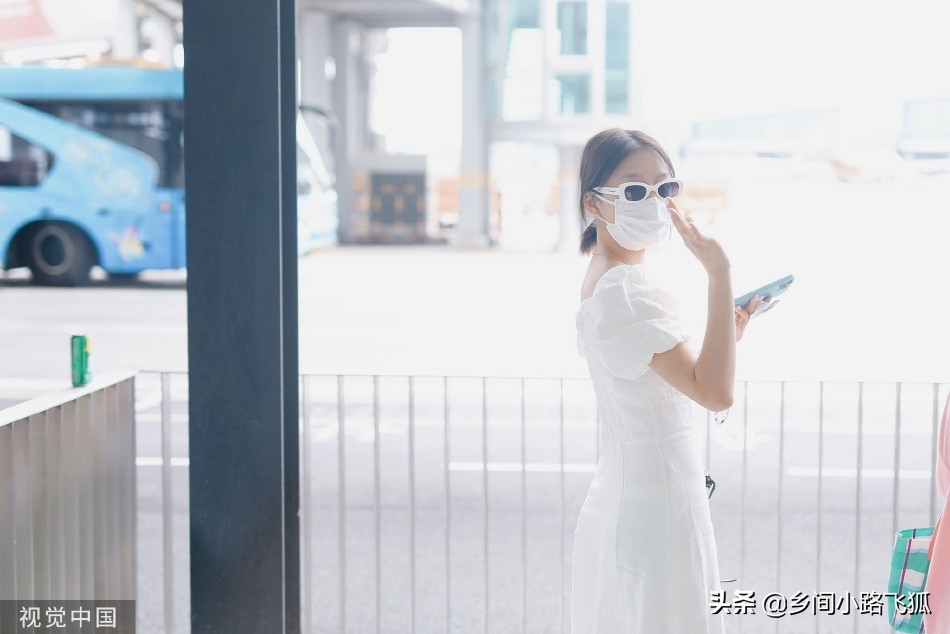 任敏现身机场和镜头打招呼 穿白色泡泡袖连衣裙好清新