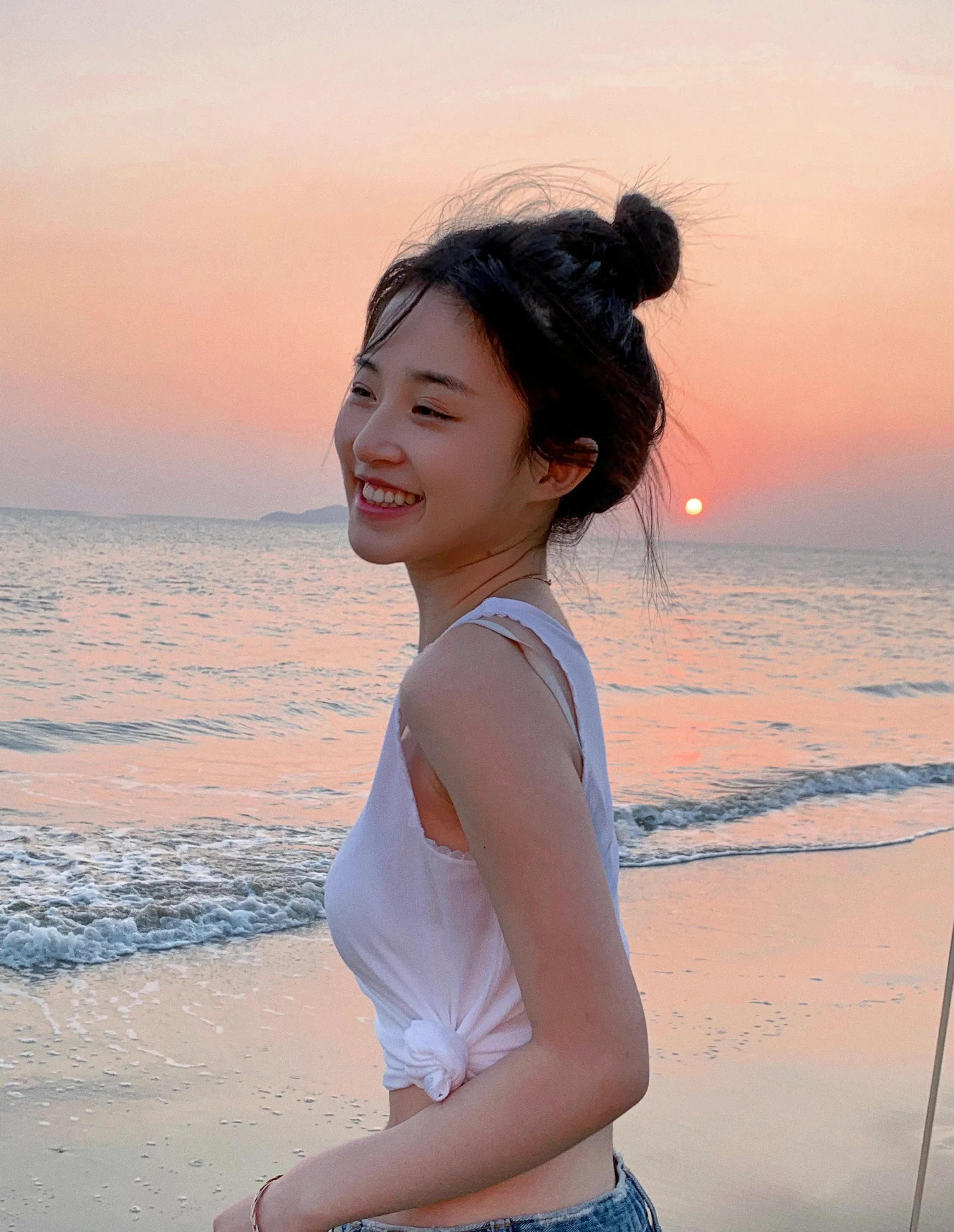 颜值控精选系列——甜妹爱笑的严屹南小姐姐海边随拍花絮