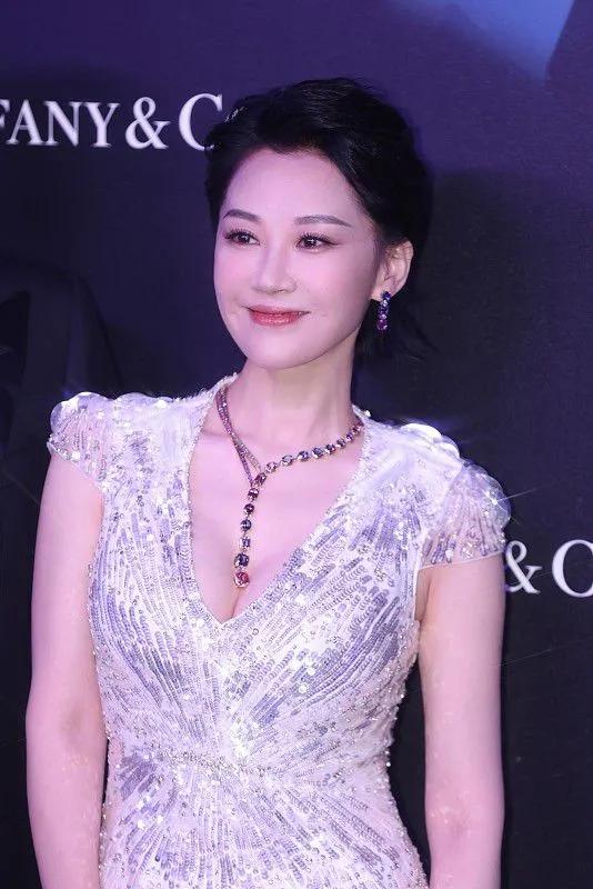 这三位年龄加起来快150岁的女星，才活出了中年女性应该有的魅力