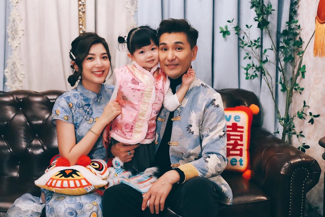 陈展鹏一家三口穿亲子装贺年 父女俩演出「开年剧」