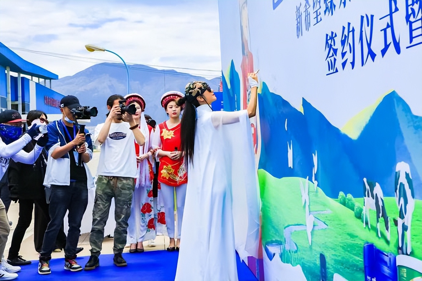 新希望蝶泉乳业签约杨丽萍为形象大使，携手打造最具大理品质特色乳品品牌