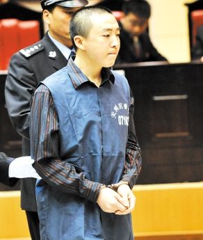 2006年，小伙因ATM故障多取17万，被判无期后不服，上诉改判5年