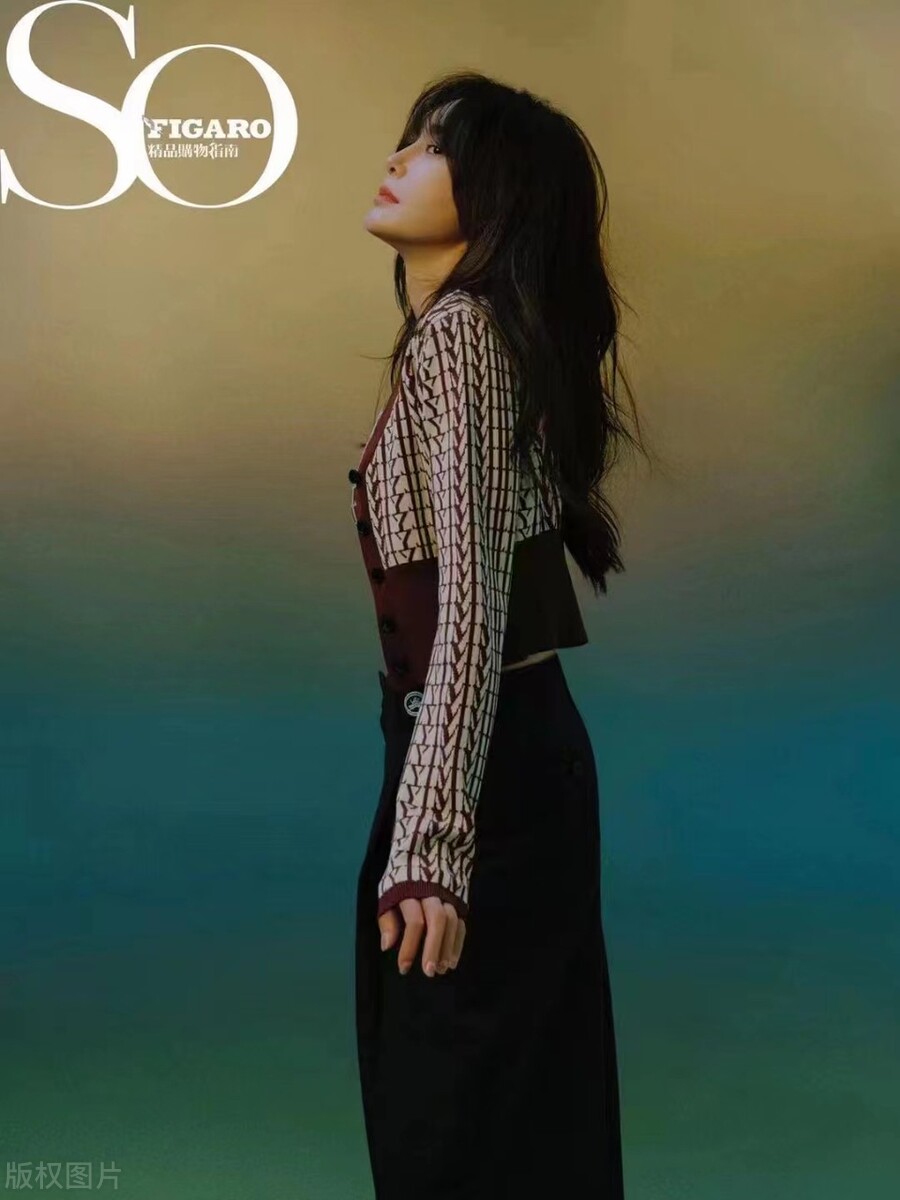 秦岚《SoFigaro》杂志大片置身于花海率性自如