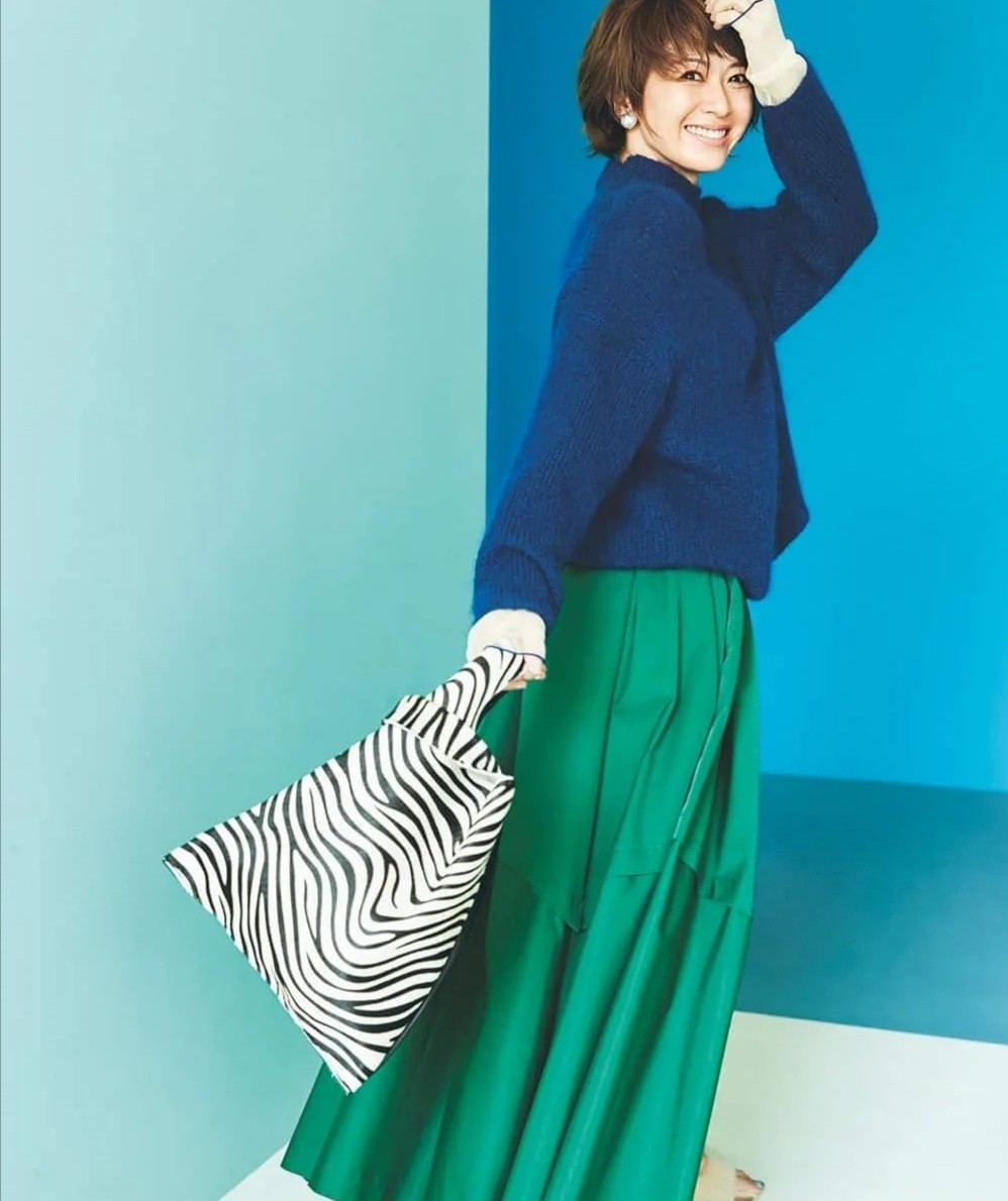 只穿黑白灰太老气了！学学日系的“撞色搭配法”吧，时髦又有范儿