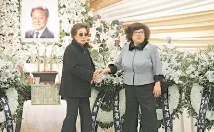 灵堂的中央放着董骠的遗像,照片中的他笑容灿烂,面容和蔼,就像无数次