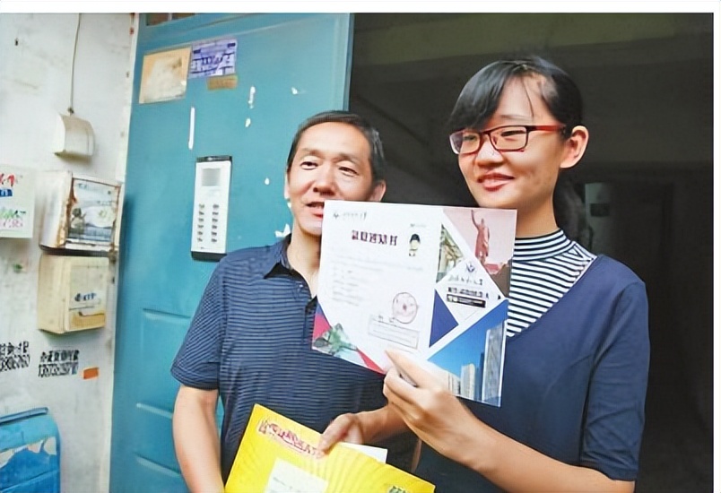 学生被“名校”录取，父亲兴奋发圈晒通知书，班主任却让赶紧删？