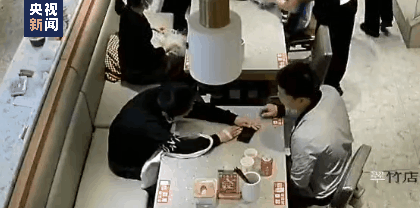 吃碗面的功夫，连救两人！网友：加班顺便吃面……