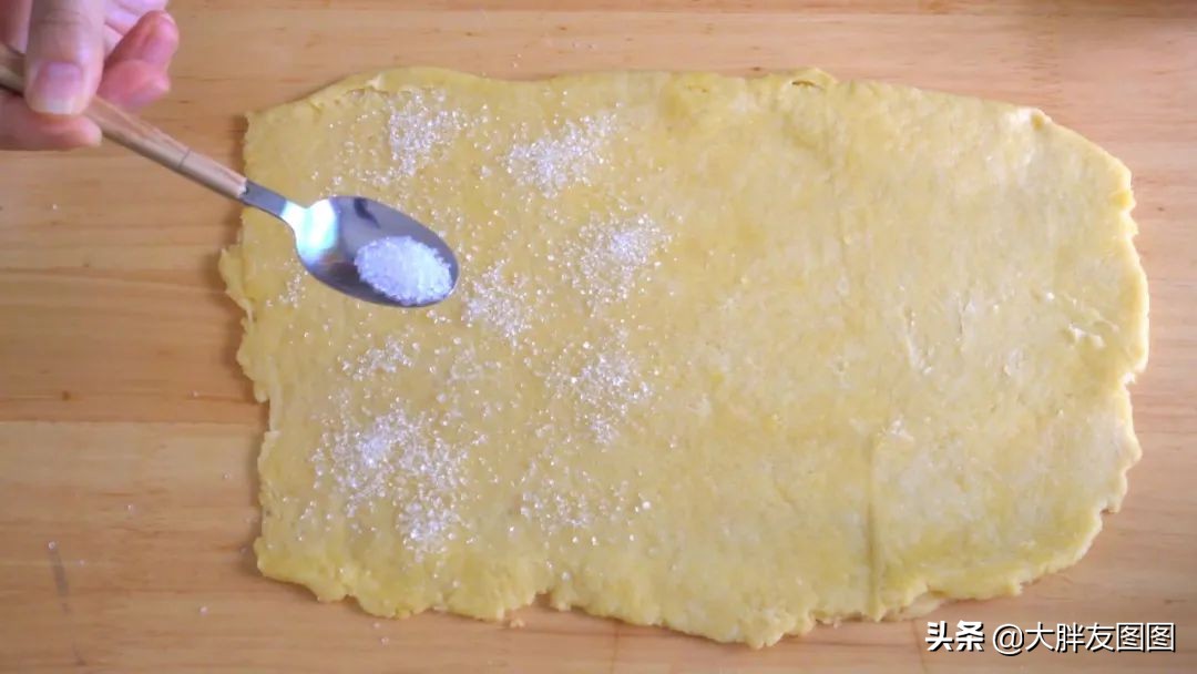 你吃过蛋糕饼吗？外脆里软的粗点心，看着就馋了