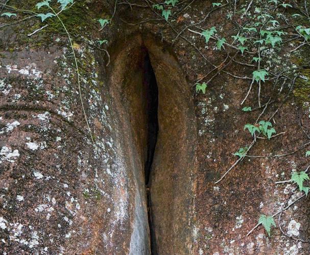 丹霞山阴阳石解密：形状像雌性繁殖，具有非常壮观的特征