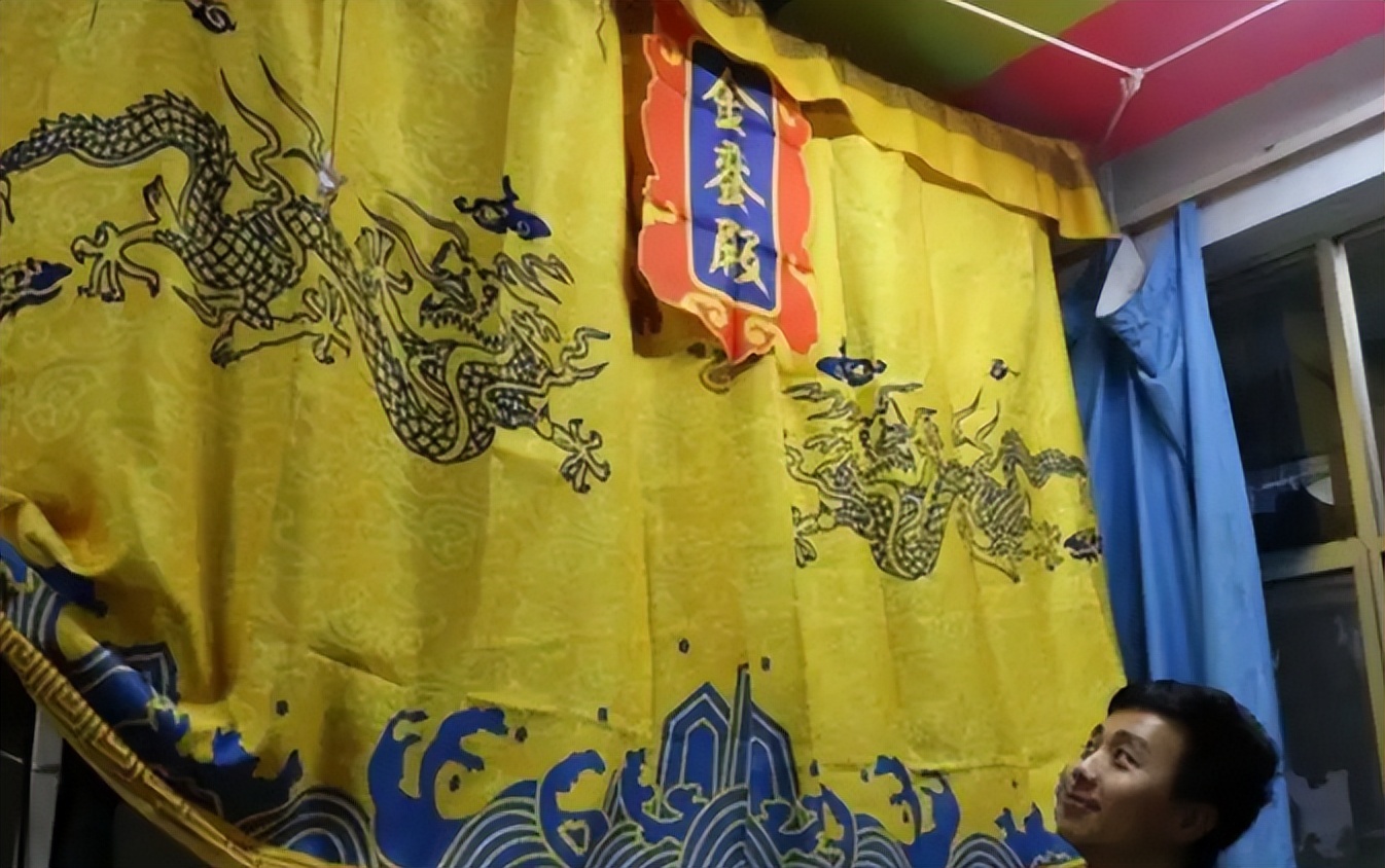 大学生宿舍装修风格走红，不接地气接“地府”，老师看后一身冷汗