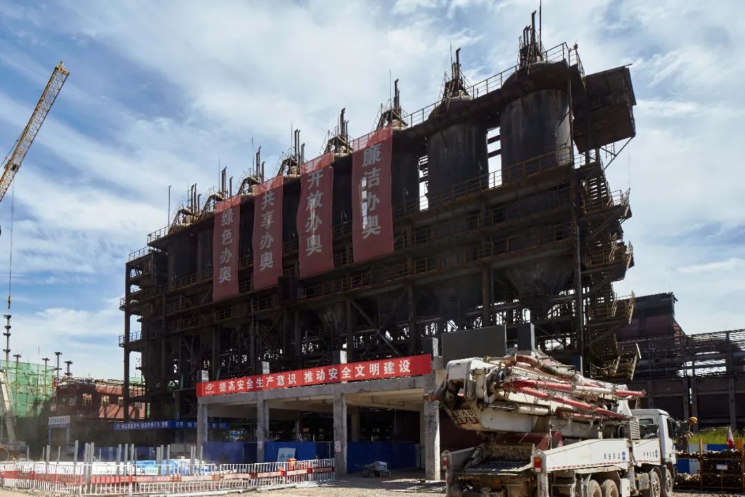 八罐体下的咖啡厅：北京首钢星巴克冬奥园区店 / 筑境设计