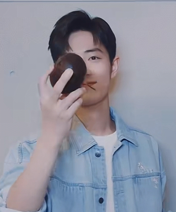 桃桃的一组生图,肖战的眼睛真好看,灵气逼人鲜花与少年绝配