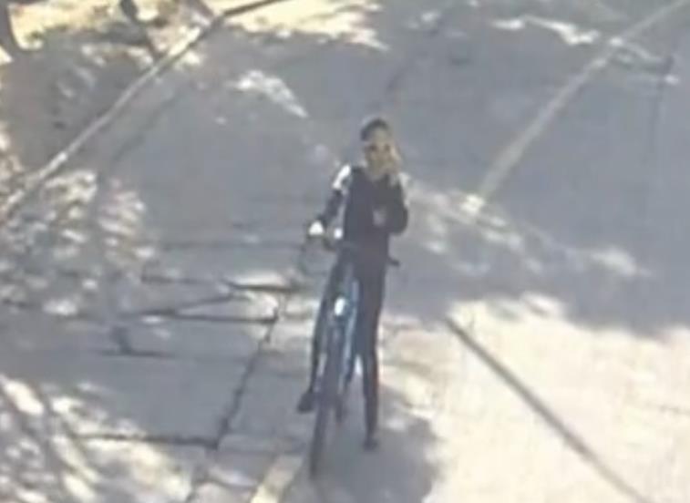 2016年，江苏一名小学生开车撞人逃逸被抓，母亲辩解：孩子还小