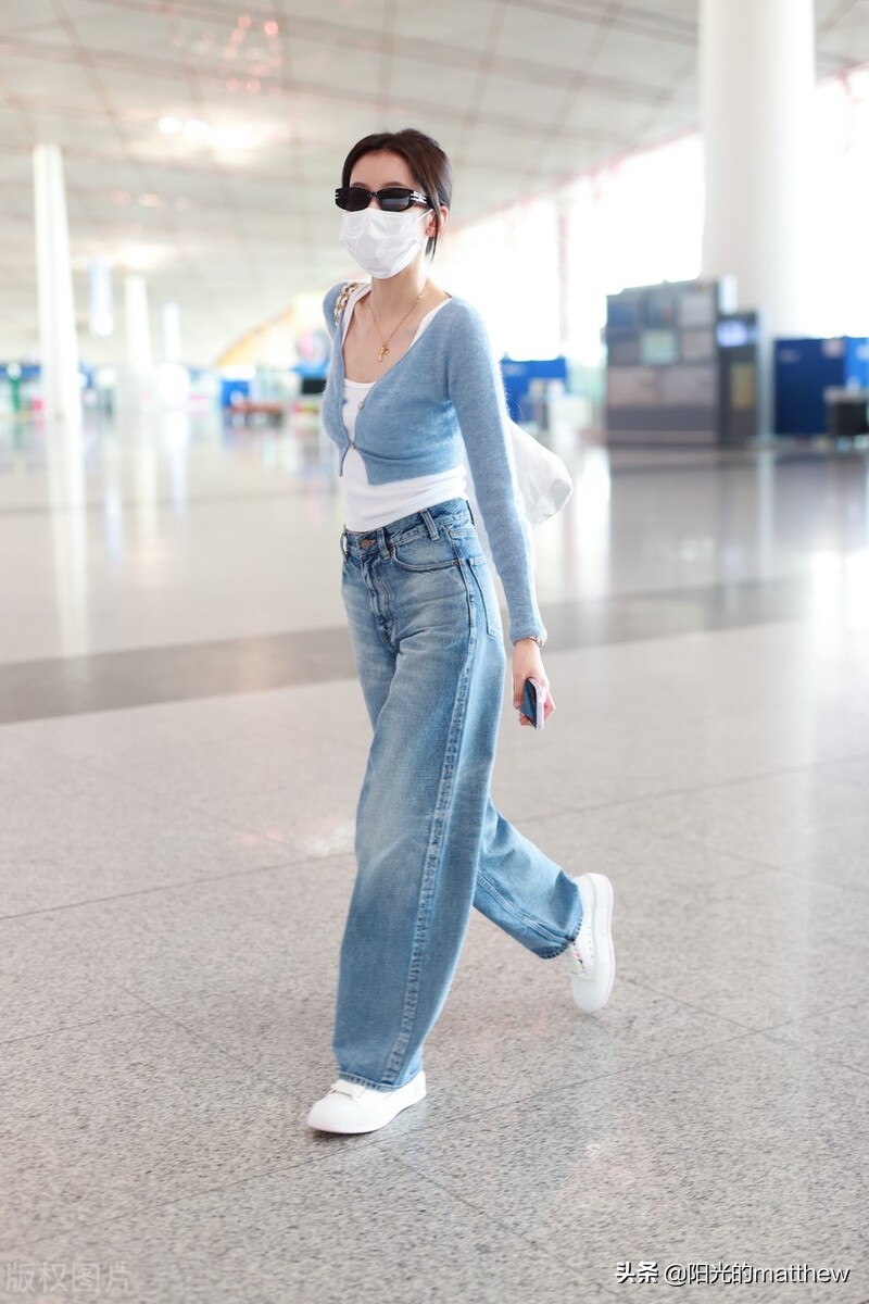 街拍：孙怡蓝色针织开衫+白色背心+阔腿牛仔裤简约随性