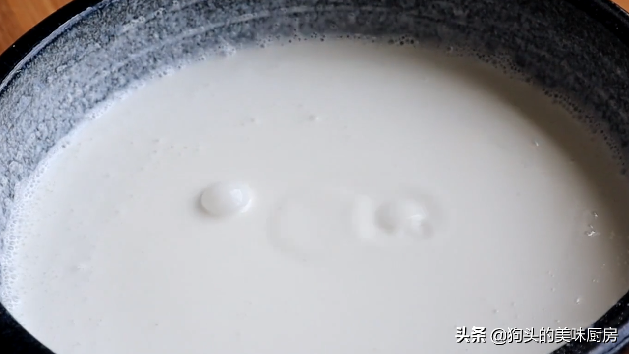 吃芋头的季节，我家经常这样做，咸香软糯做法简单，一大盘都吃光