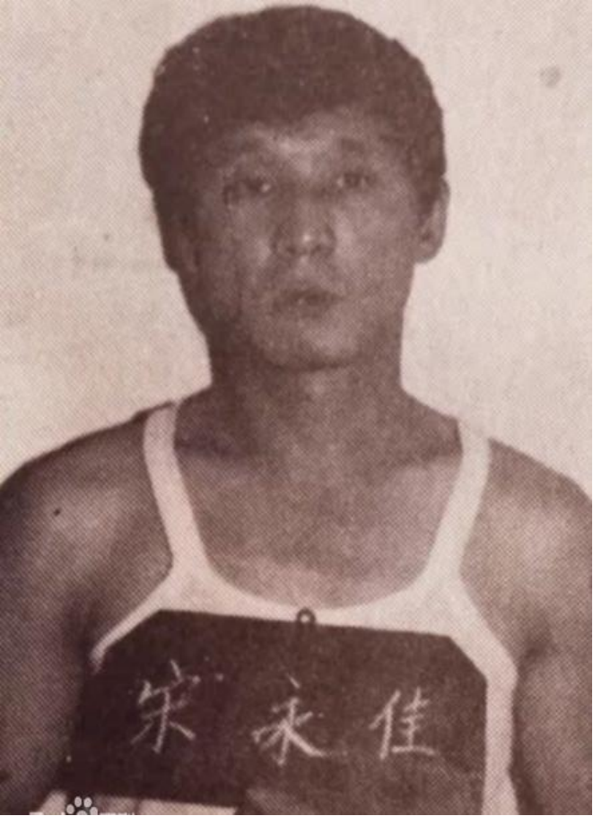 黑社会乔四("黑龙江黑帮教父"乔四:狠起来自断手指