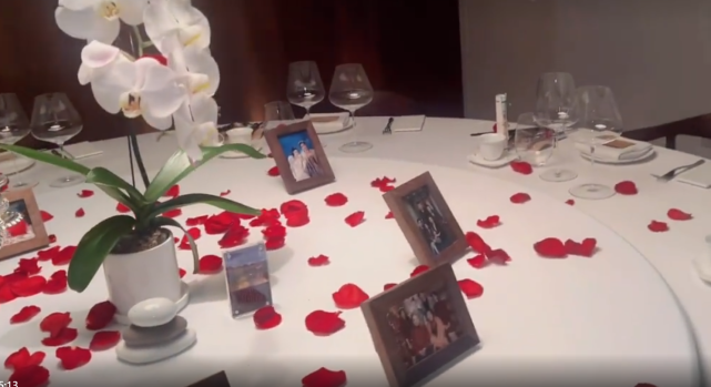 钟丽缇和公婆一起过节，亲戚面前与张伦硕互相投喂亲吻，秀足恩爱