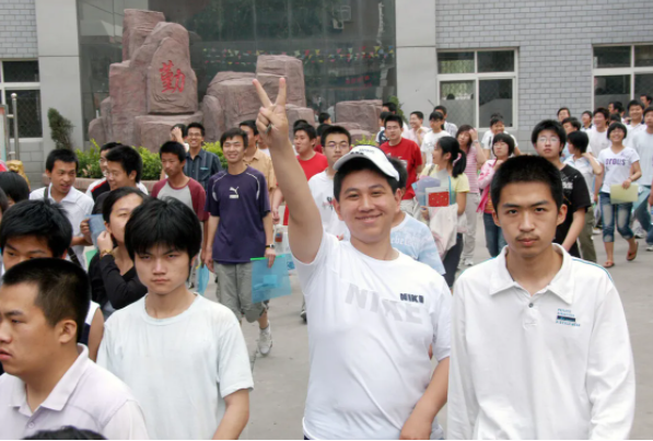 高考当天为什么不让穿校服？班主任说出答案，学生：还好知道的早