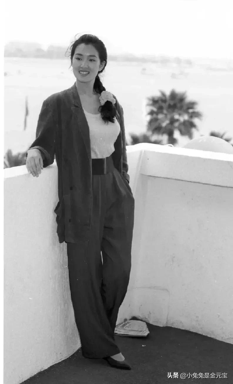 所以巩俐的脸跟邱淑贞一样是扑克脸大小