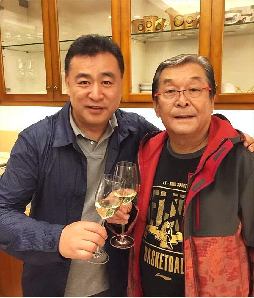 清华大学幼儿园园长之子，央视主持32年0失误，为何61岁依旧单身