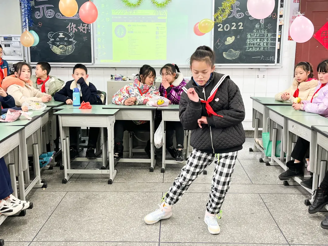 永安小学开展“爱成都·迎大运，永小娃庆元旦”活动