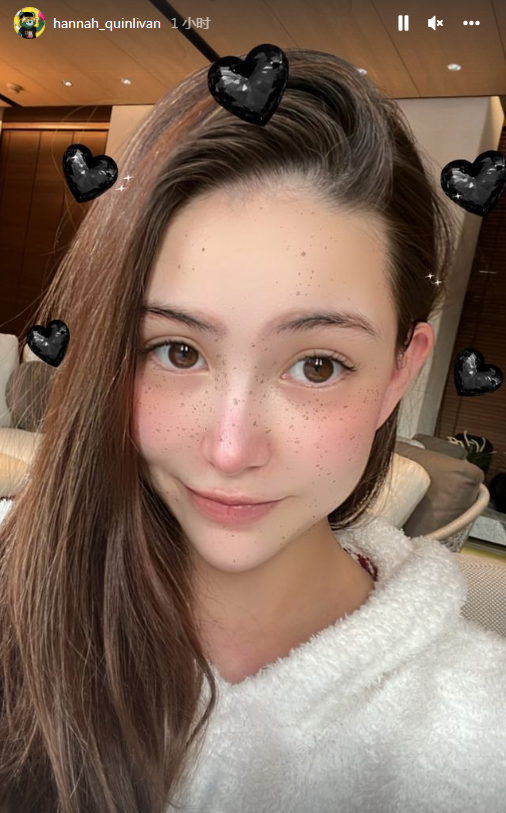 昆凌公开三胎怀女后晒自拍，怼脸视角皮肤水嫩如少女，尖下巴抢镜