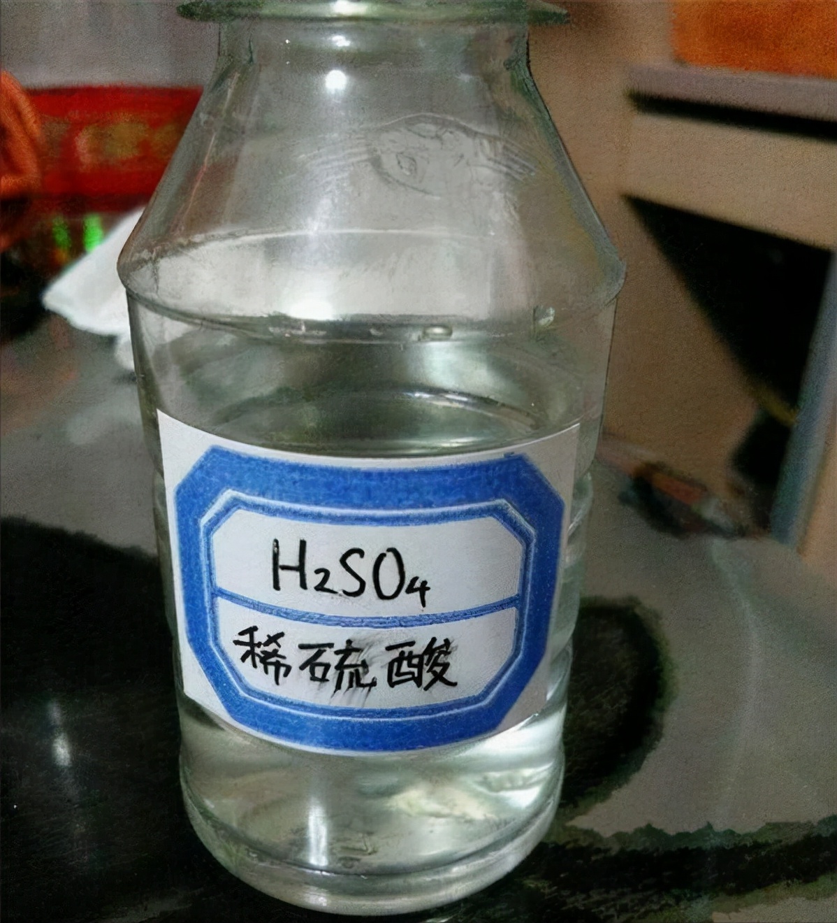 小伙山洞发现血色河流，吓得屁滚尿流，这血色到底是怎么回事？