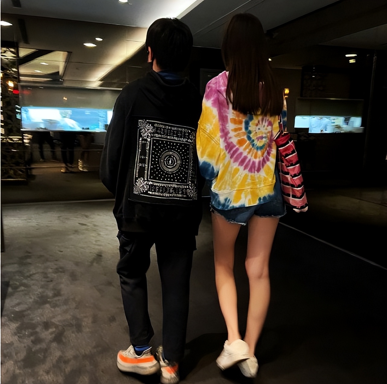 陈若仪晒老公儿子，林志颖被Kimi搭肩膀，父子穿亲子装背影超像