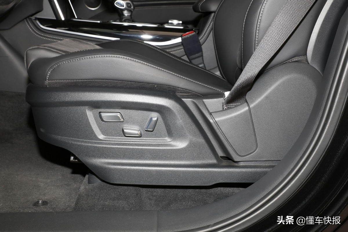 定位中大型SUV，3.0T车型配空气悬架，2022款红旗HS7选购建议