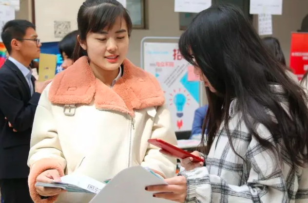 未来10年女生很“吃香”的专业，薪资可观且稳定，家有女儿要留意