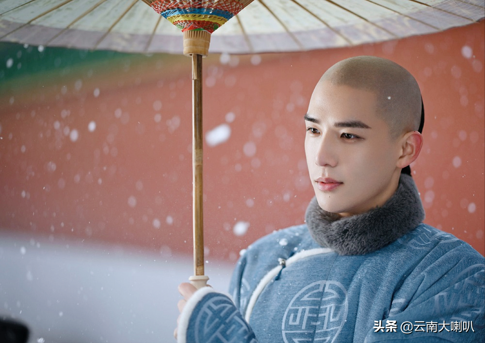 19岁签约杨天真公司，平时喜欢秀书法，王安宇如今成宝藏男孩