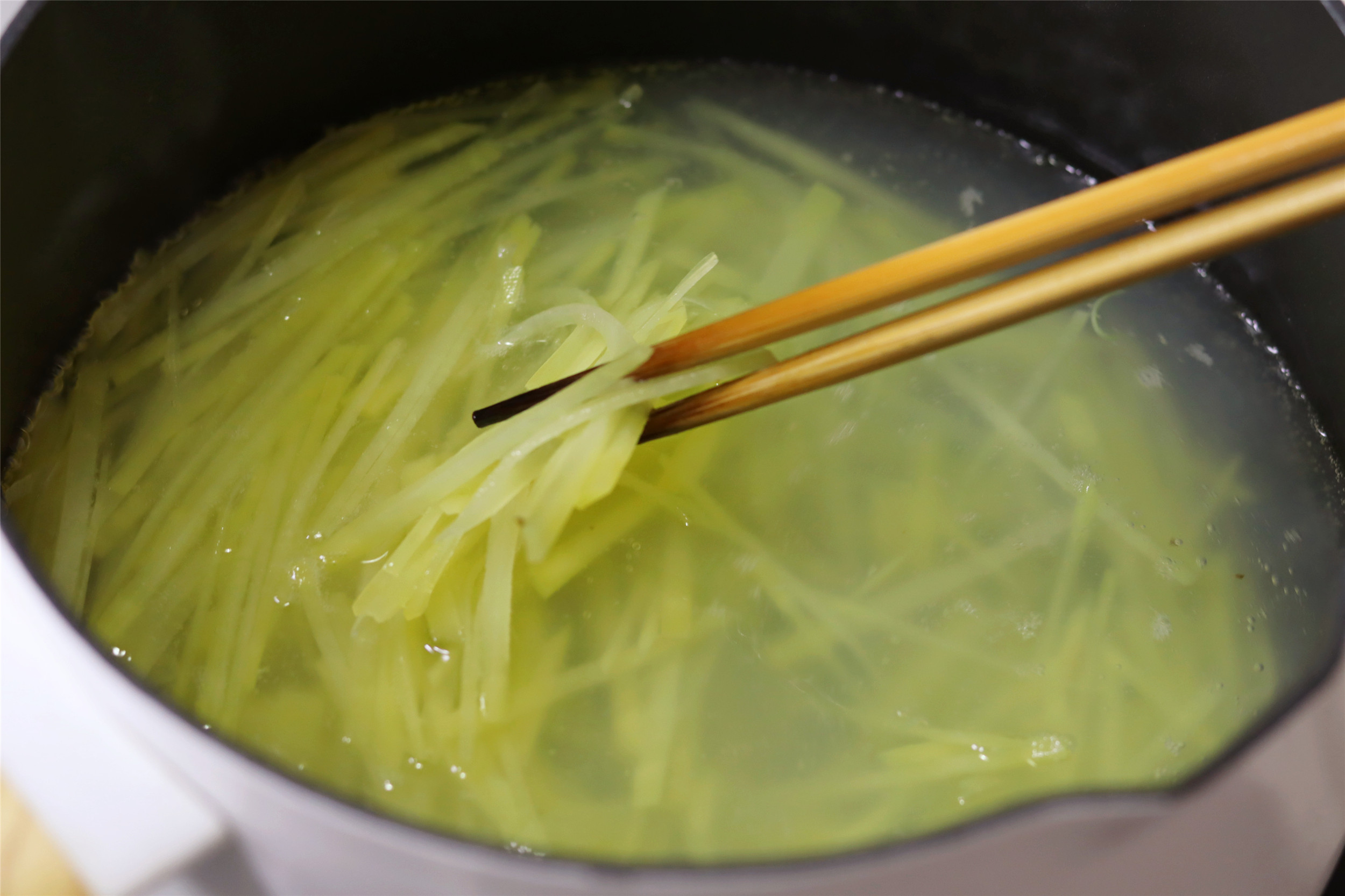 土豆和鹹鴨蛋是絕配，不用任何調味料，好吃到起飛！ 過年也愛吃