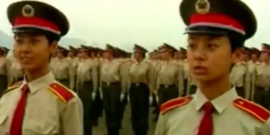 当年在阅兵仪式上“红遍中国”的双胞胎姐妹花，后来怎么样了？