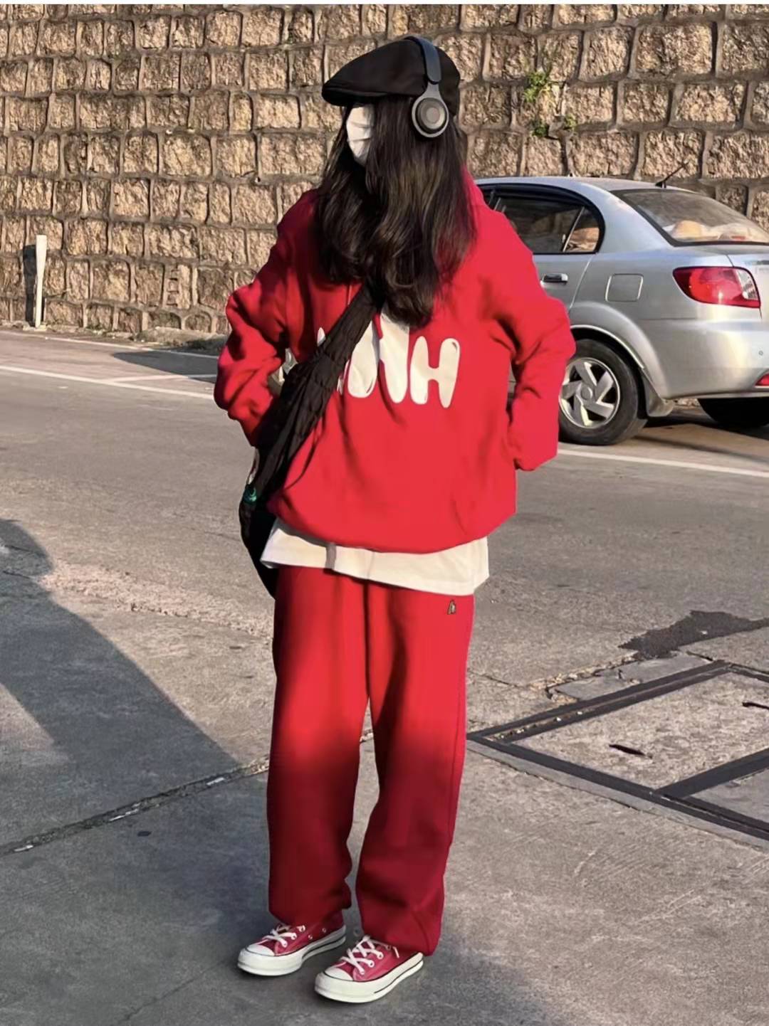 红色裤子搭配什么上衣颜色好看