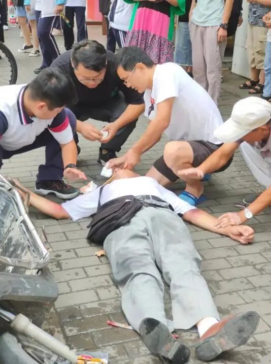 吃碗面的功夫，连救两人！网友：加班顺便吃面……